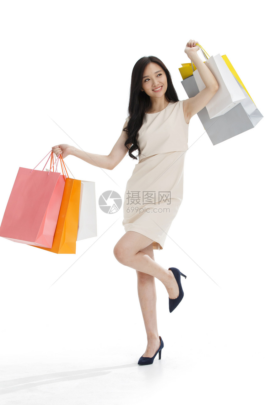 花钱仅一个青年女人快乐年轻女孩拿着购物袋图片