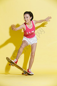 休闲装短裤仅女人青年女人滑板运动图片