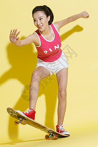业余爱好简单仅一个人青年女人滑板运动图片