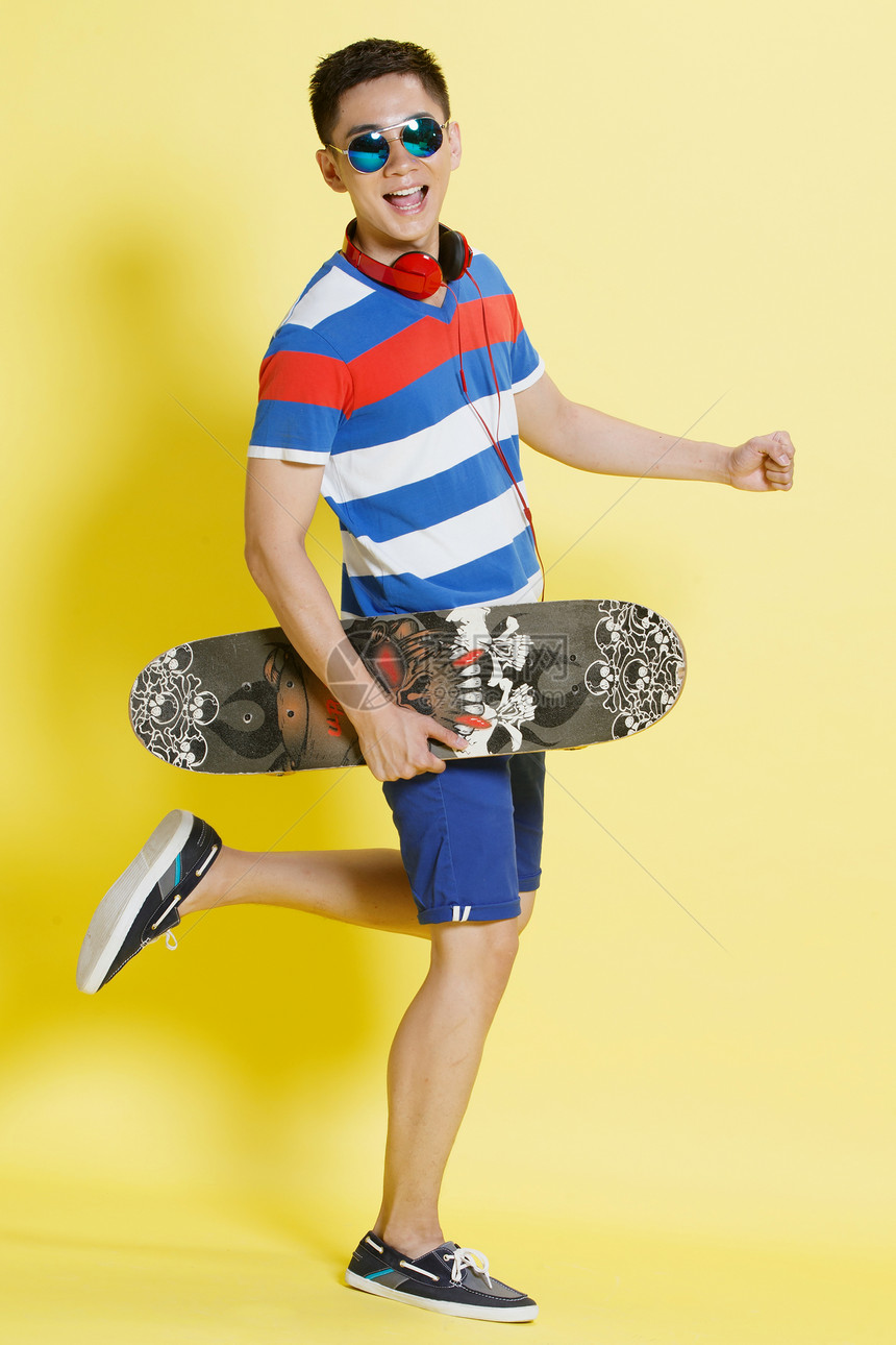 夏天清新短裤青年男人拿着滑板图片