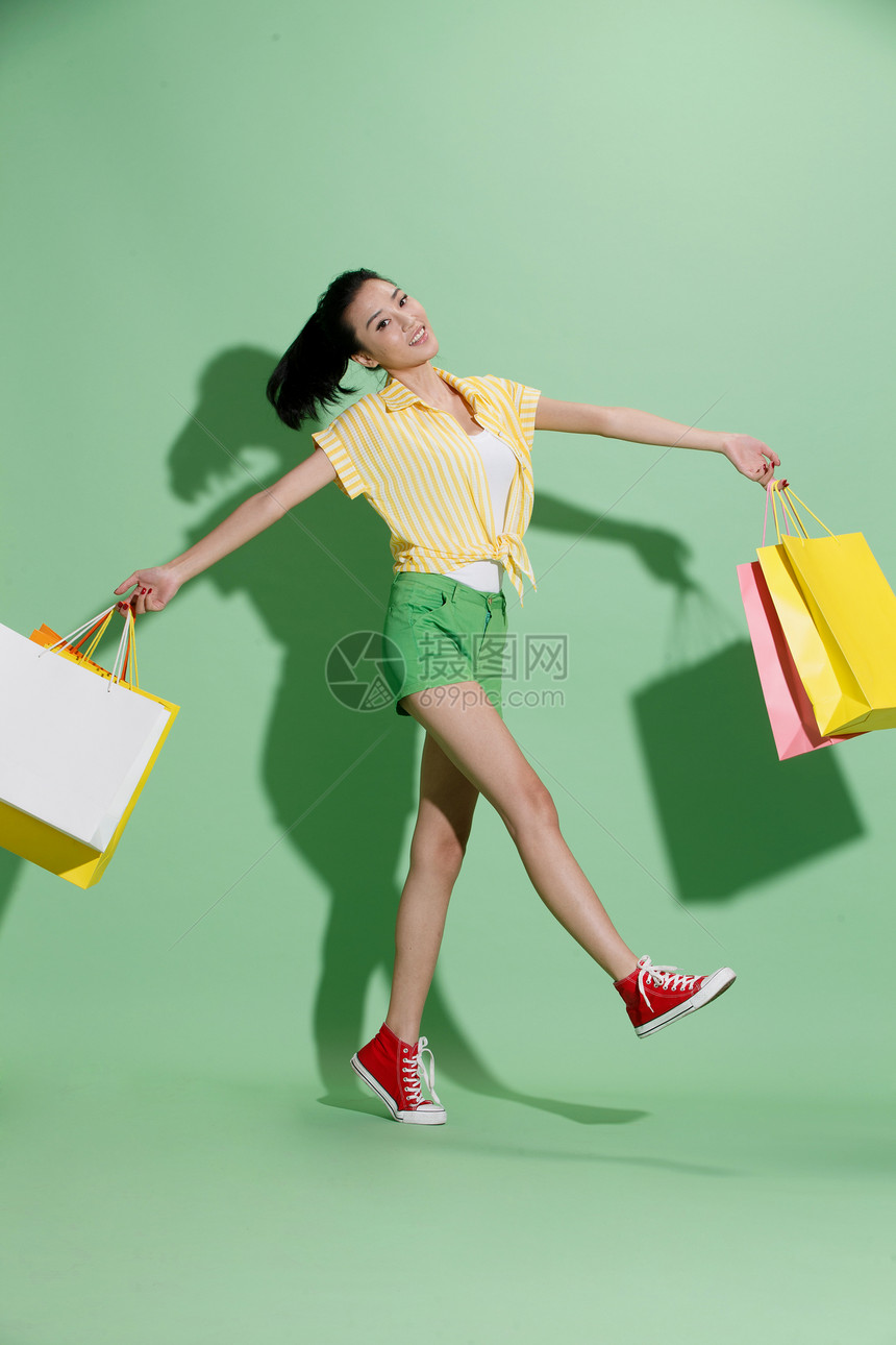 消费仅女人高兴的青年女人购物图片
