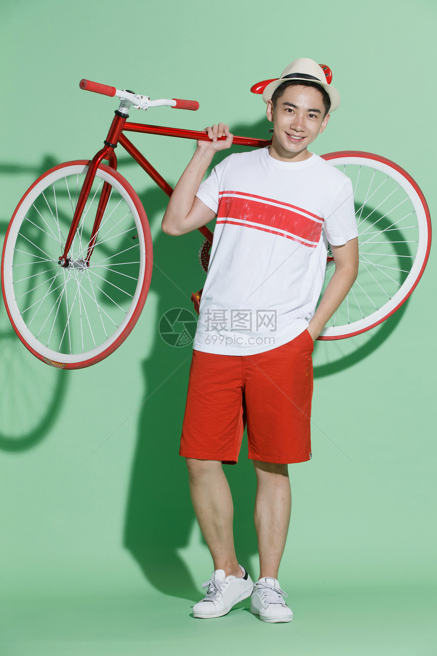 仅成年人活力个青年男人扛着自行车图片