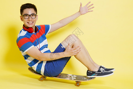 户内简单背景仅一个人青年男人滑板运动图片