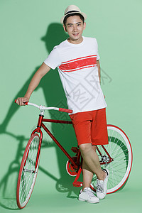 夏天绿色背景仅成年人青年男人斜靠着自行车图片