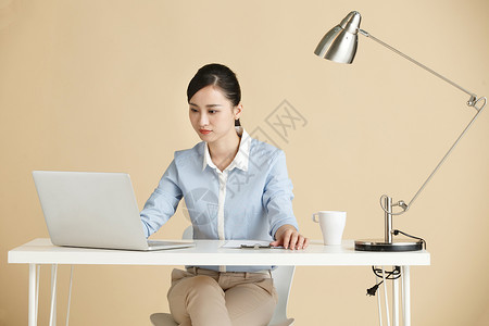 优雅工作场所青年女人商务女人使用电脑图片