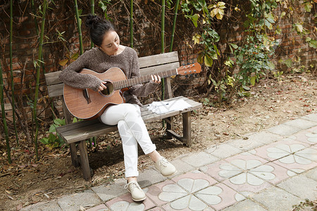 音乐彩色图片竹子年轻女人弹吉他图片