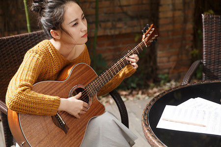 自由成年人乐谱年轻女人弹吉他图片