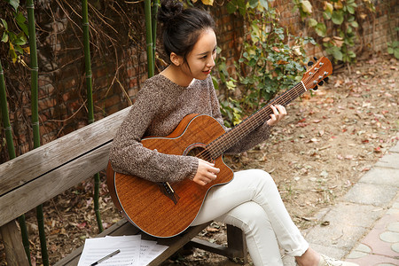 休闲活动彩色图片仅一个人年轻女人弹吉他图片