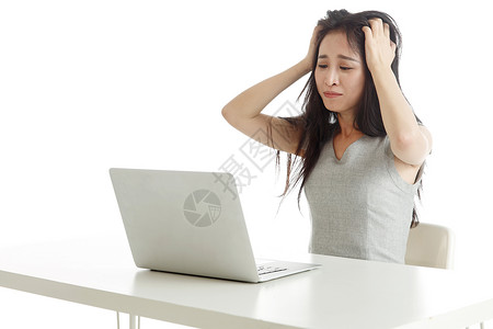 桌子青年人互联网商务女人使用电脑图片