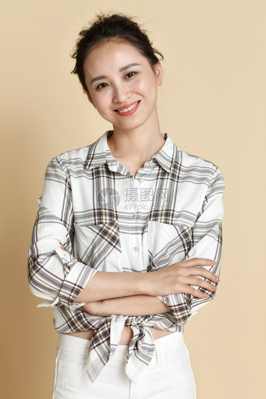 自信亚洲青年女人快乐的年轻女人图片
