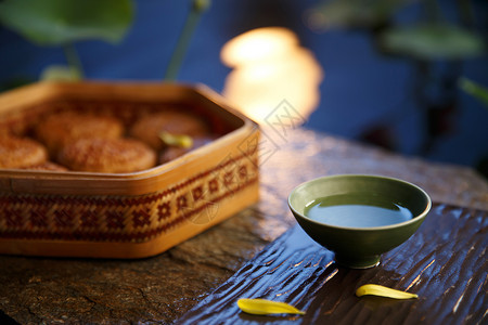 中国传统节日中秋节吃月饼高清图片