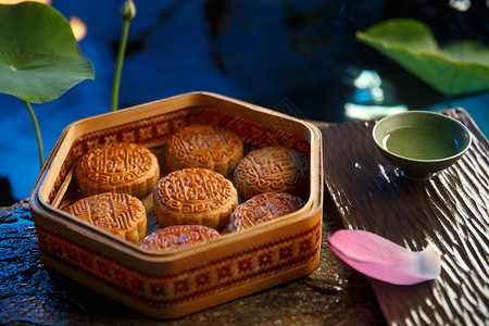 圆形花瓣传统节日美食月饼背景