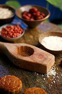 传统食品坚果月饼制作食材图片