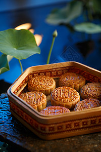 夜光下传统节日月饼图片
