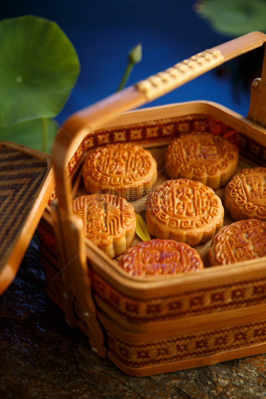 荷花池塘传统文化月饼图片