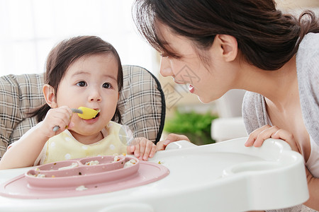 吃饭女孩妈妈喂宝宝吃饭背景