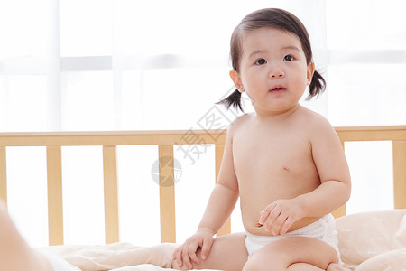 东亚好奇心12到18个月可爱宝宝在玩耍图片