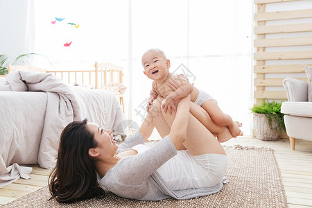 抬着月饼的男孩20多岁做游戏摄影快乐母子玩耍背景