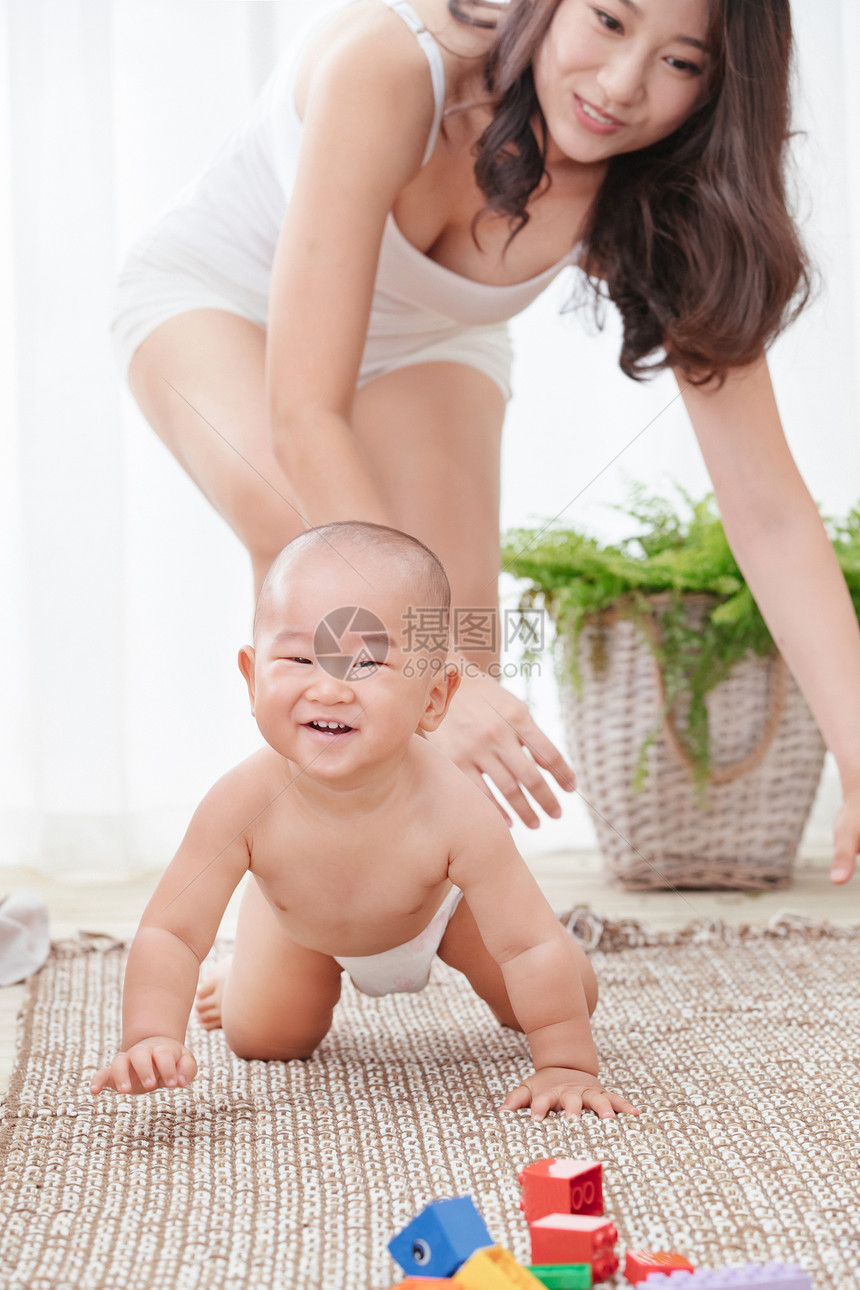 好奇心6到12个月亚洲人快乐母子玩耍图片