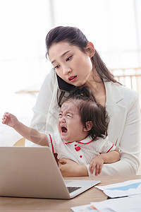 忙碌女孩年轻妈妈抱着孩子使用电脑背景