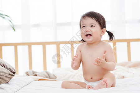 柔和无上装东方人可爱宝宝在玩耍高清图片
