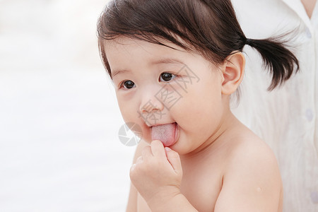 好奇心活力东方人可爱宝宝在玩耍高清图片