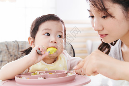 母亲喂饭妈妈喂宝宝吃饭背景