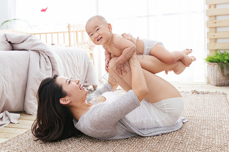 亚洲人地毯皮肤快乐母子玩耍图片