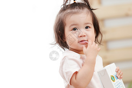 关爱幼儿东方人可爱宝宝喝奶图片