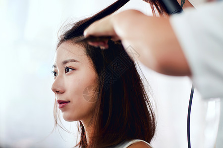漂亮的人信心50到54岁年轻美女在理发店里做头发高清图片