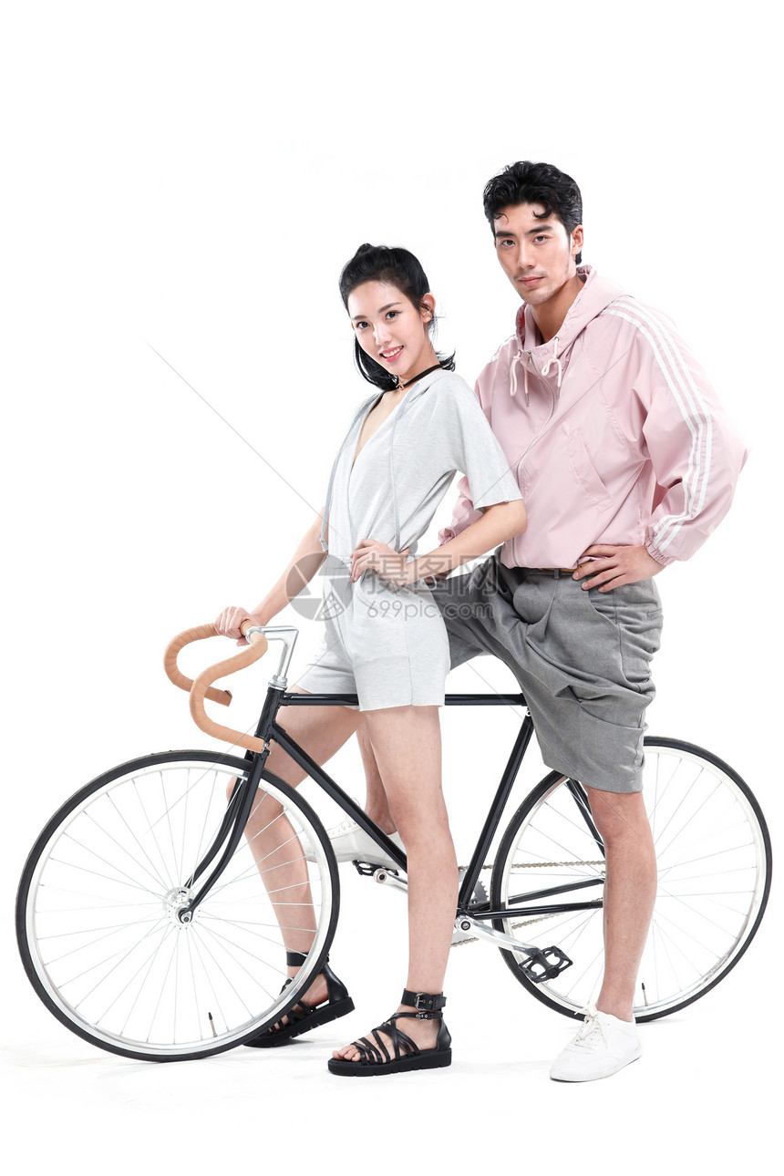仅成年人骑车垂直构图青年情侣骑自行车图片