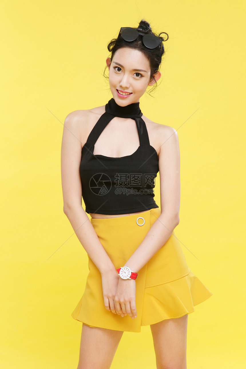 摄影黄色感时尚的青年女人图片