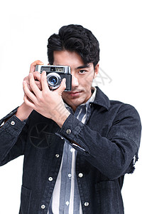 拍照帅哥影棚拍摄青年男人拿着照相机背景图片