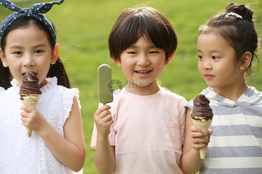 快乐的孩子吃冰棍图片