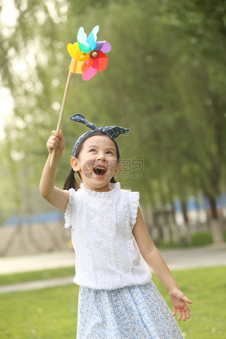 仅儿童玩具发饰小女孩在户外玩耍图片