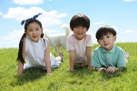 快乐的孩子趴着草地上图片