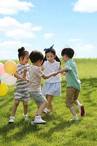 高兴地孩子们亚洲人东方人户外快乐的孩子们在草地上玩耍背景