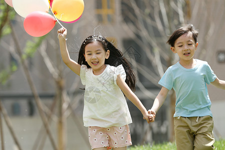 休闲活动白昼可爱的快乐儿童在户外玩耍图片