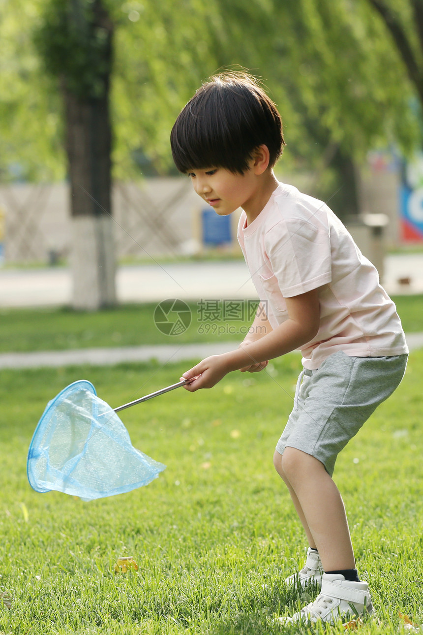户外亚洲人快乐小男孩在草地上玩耍图片