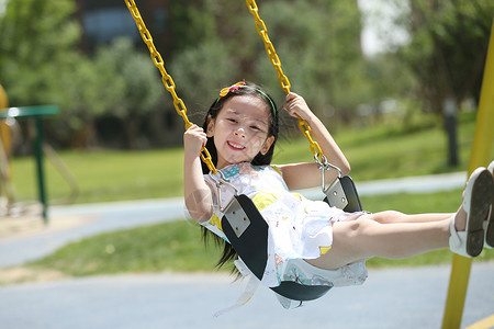 休闲装彩色图片学龄前儿童小女孩荡秋千图片