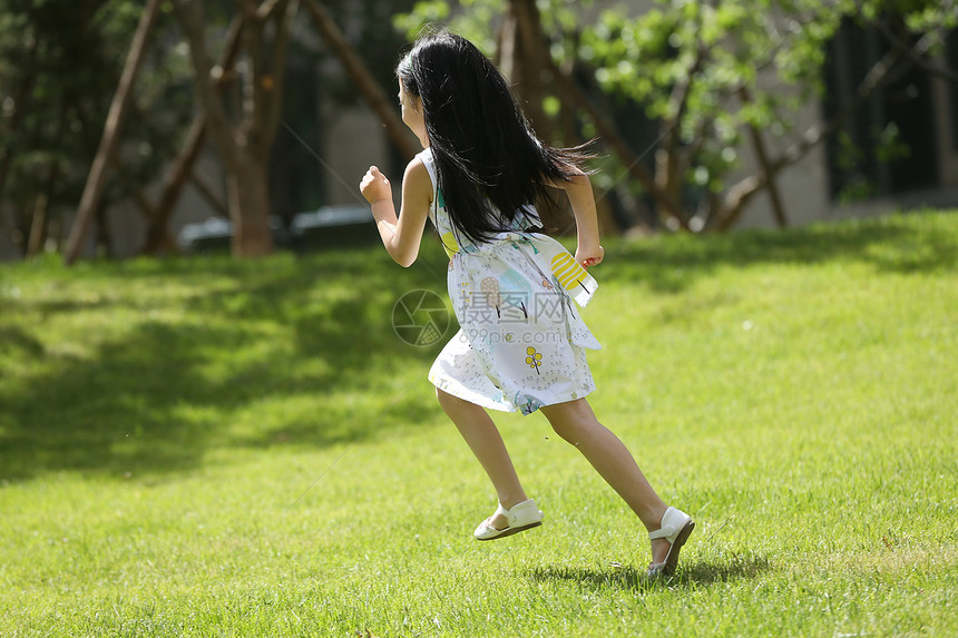 学龄前儿童发饰快乐小女孩在户外玩耍图片