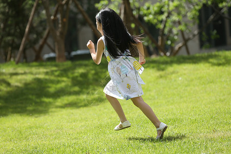 学龄前儿童发饰快乐小女孩在户外玩耍图片
