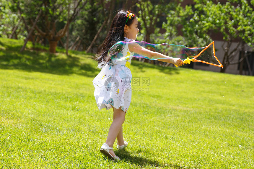 亚洲人彩色图片快乐小女孩在户外玩耍图片