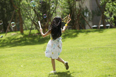 健康生活方式东方人亚洲人小女孩在户外玩耍图片