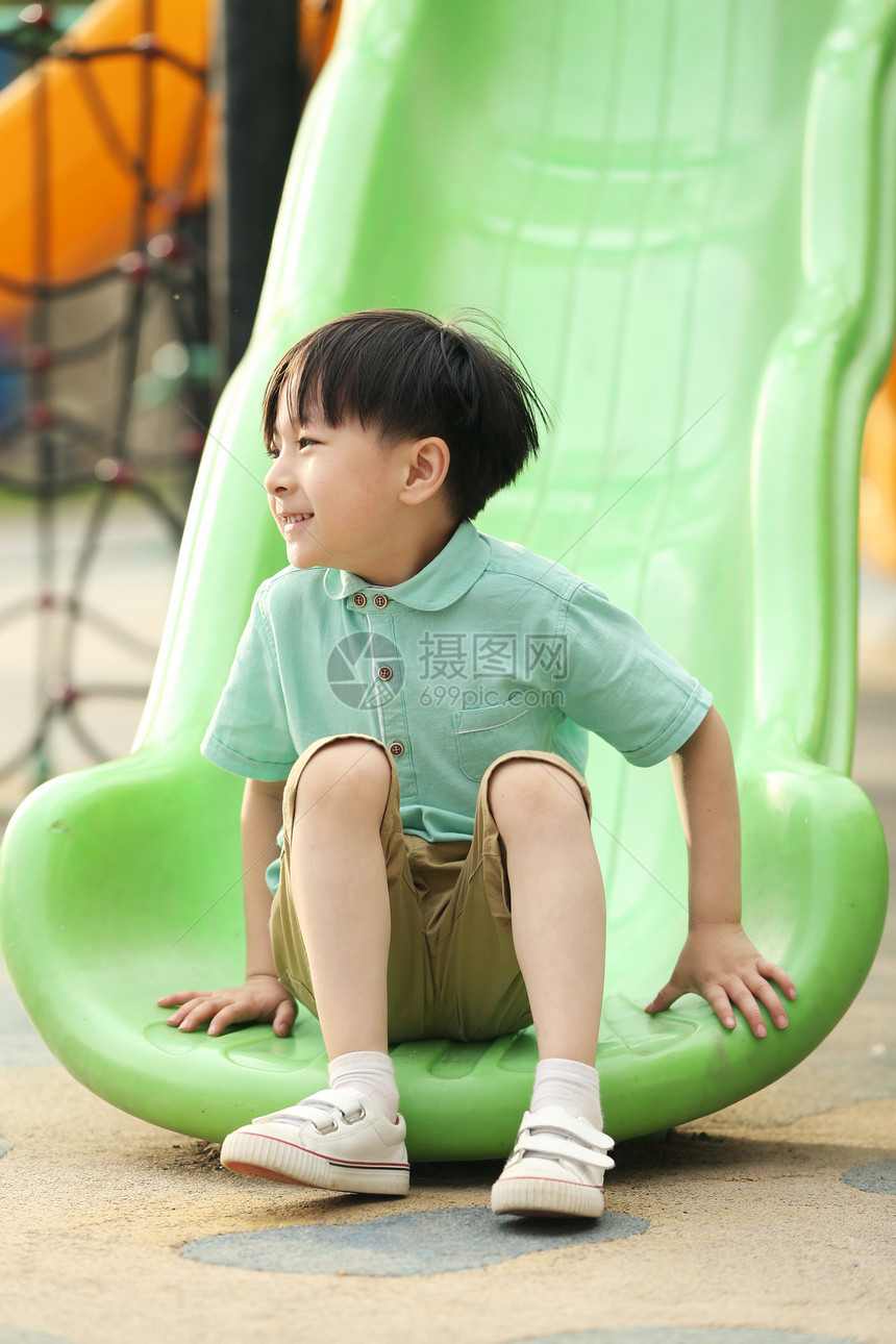幸福健康生活方式可爱的小男孩在户外玩滑梯图片