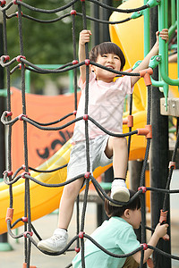 亚洲人不看镜头仅儿童快乐儿童在户外玩耍图片