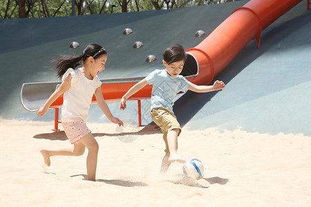 学龄前儿童男孩儿童在沙子里踢球图片