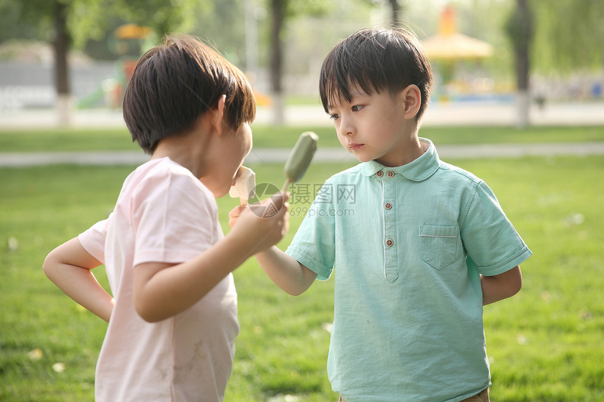 两个男孩吃冰棍图片