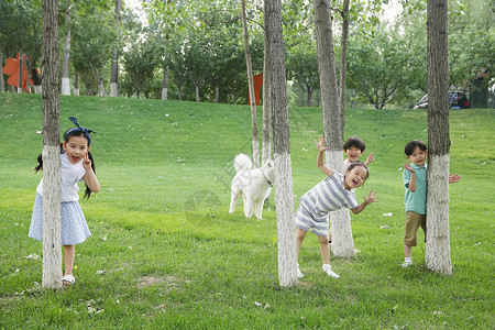 四个人快乐儿童在草地上玩耍背景图片