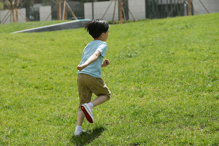 水平构图健康生活方式亚洲人小男孩在草地上玩耍图片